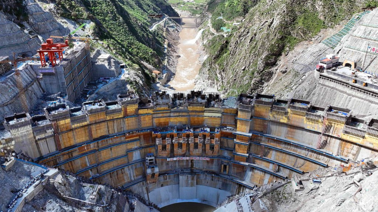 La centrale hydroélectrique de Yebatan, dans le sud-ouest de la Chine, commence à remplir son réservoir