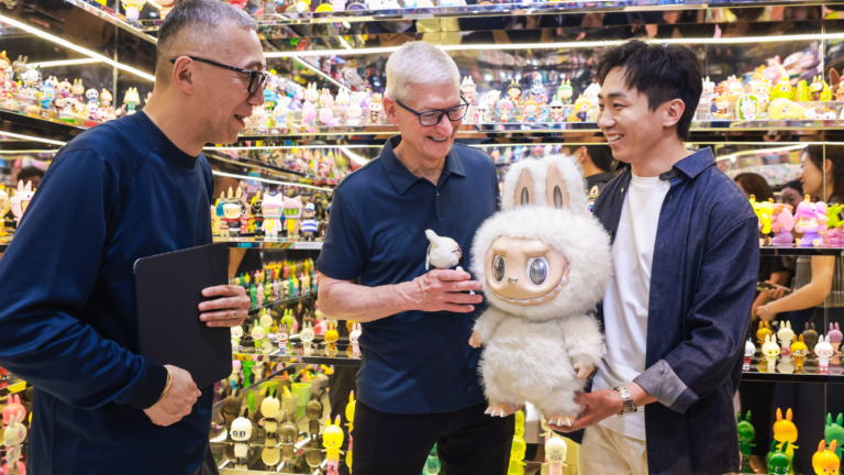 Le PDG d&rsquo;Apple, Tim Cook, visite l&rsquo;exposition du 10e anniversaire de Labubu à Shanghai