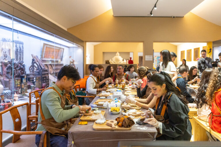 Le groupe de jeunes plonge dans la fabrication de gâteau de lune et la culture du festival de la mi-automne