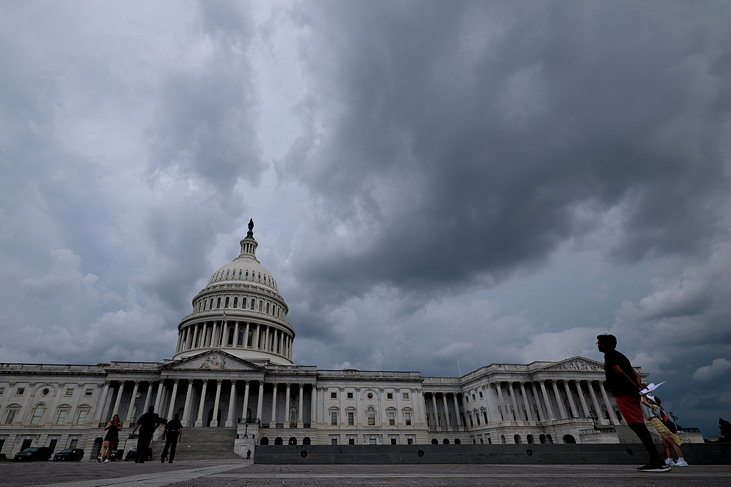 Les nuages ​​de tempête planent au-dessus de la Capitole américaine à Washington, DC, le 1er juillet 2025. / VCG