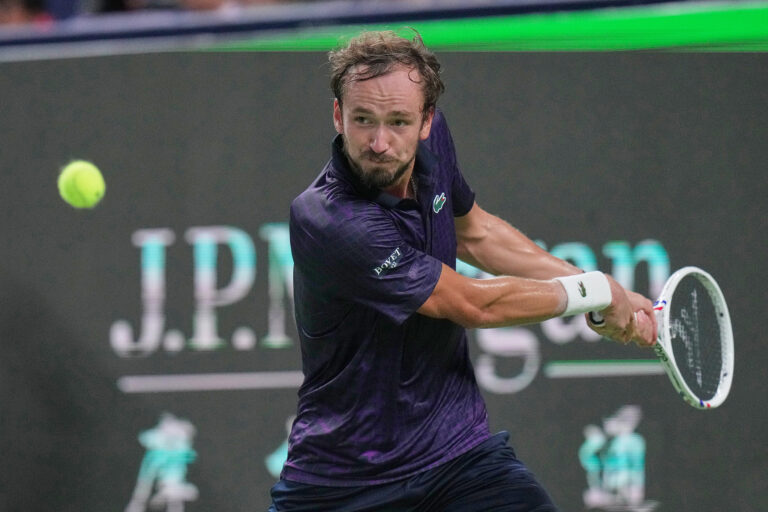Medvedev survit à Tien et se qualifie pour les quarts de finale du Masters de Shanghai