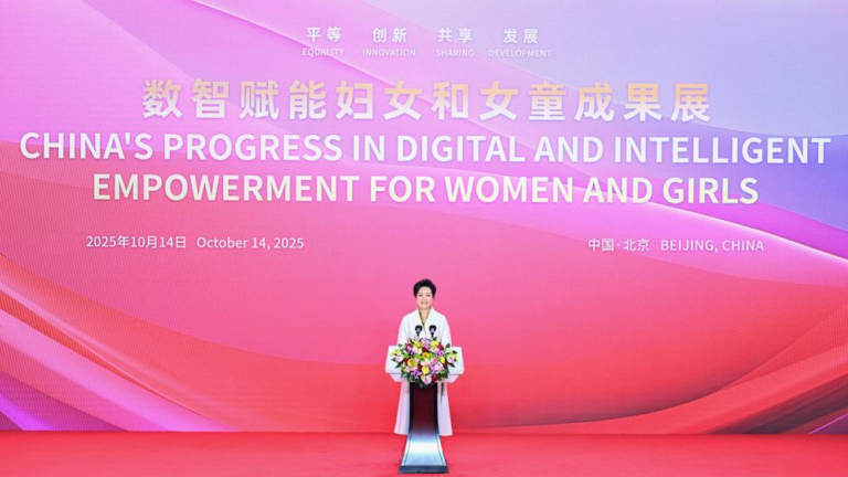 Peng Liyuan visite une exposition sur l&rsquo;autonomisation numérique des femmes et des filles