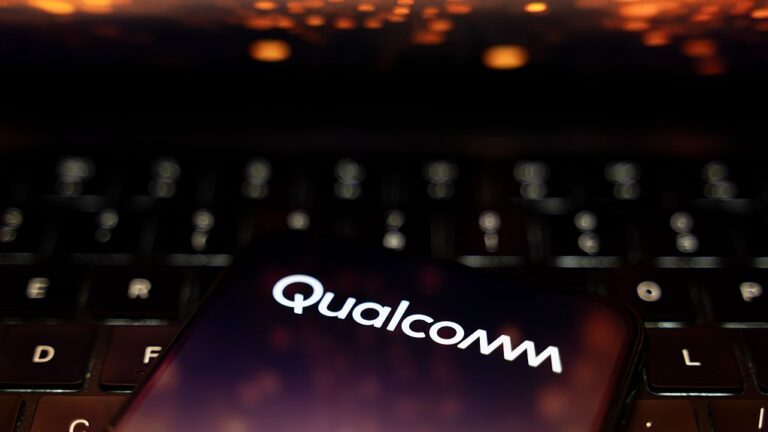 Qualcomm annonce de nouvelles puces d&rsquo;IA dans le domaine des centres de données et les actions augmentent