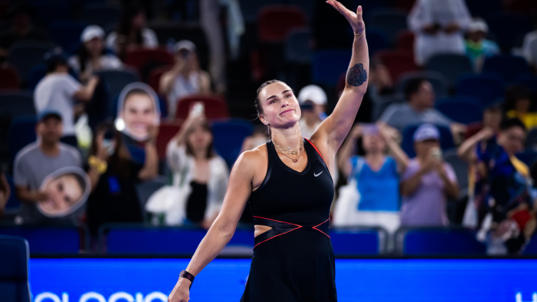 Sabalenka, avec l&rsquo;aide de Djokovic, et Swiatek atteignent les quartiers de Wuhan