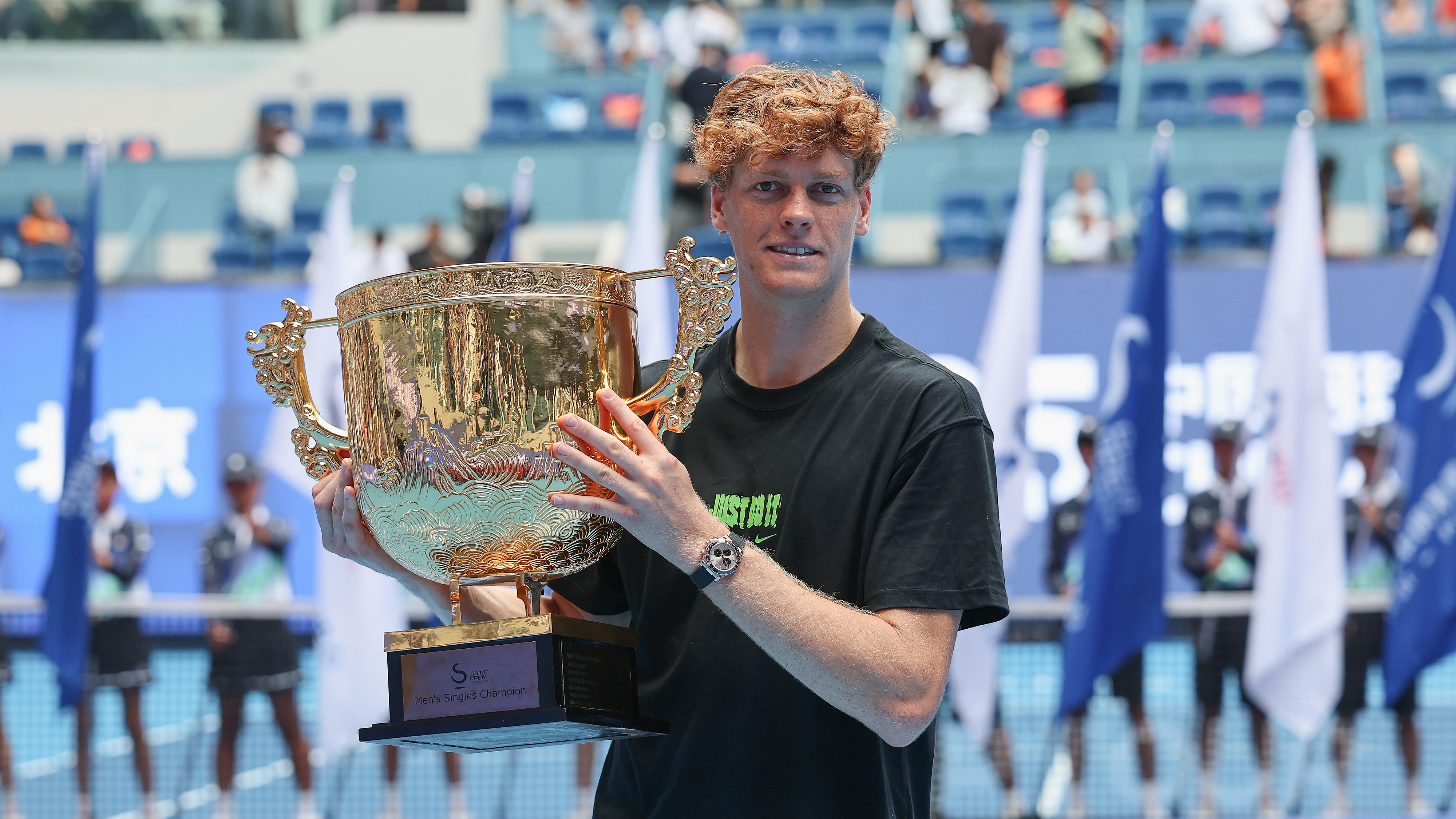 L'Italie Jannik Sinner pose avec le trophée après avoir battu l'apprenant des États-Unis Tien lors de la finale des célibataires masculines à l'Open de Chine à Pékin, le 01 octobre 2025. / VCG