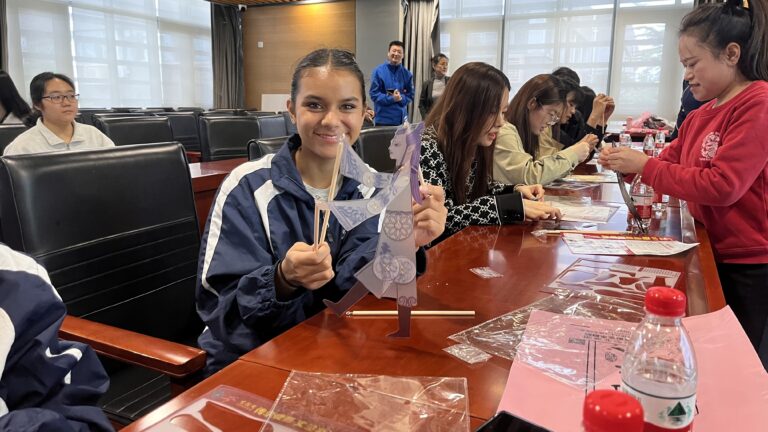 Un spectacle d&rsquo;ombres chinoises bilingue étonne les adolescents de Chine et d&rsquo;ailleurs