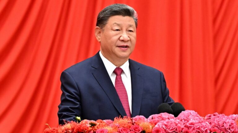 Xi appelle à faire progresser la modernisation chinoise à la réception de la Journée nationale