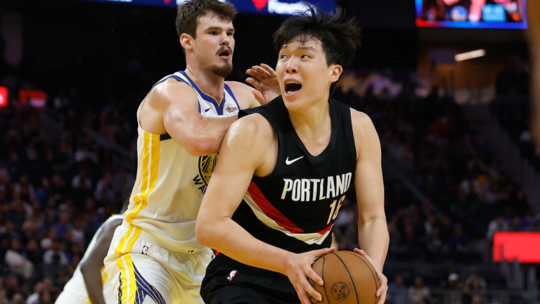 Yang Hansen fait ses débuts en pré-saison NBA alors que les Blazers tombent face aux Warriors