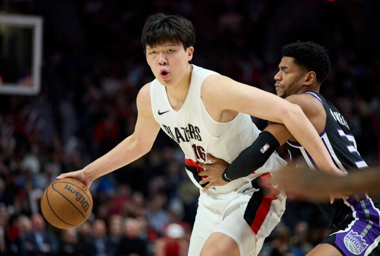 Yang brille lors de la victoire de pré-saison, présageant un potentiel pour les Trail Blazers