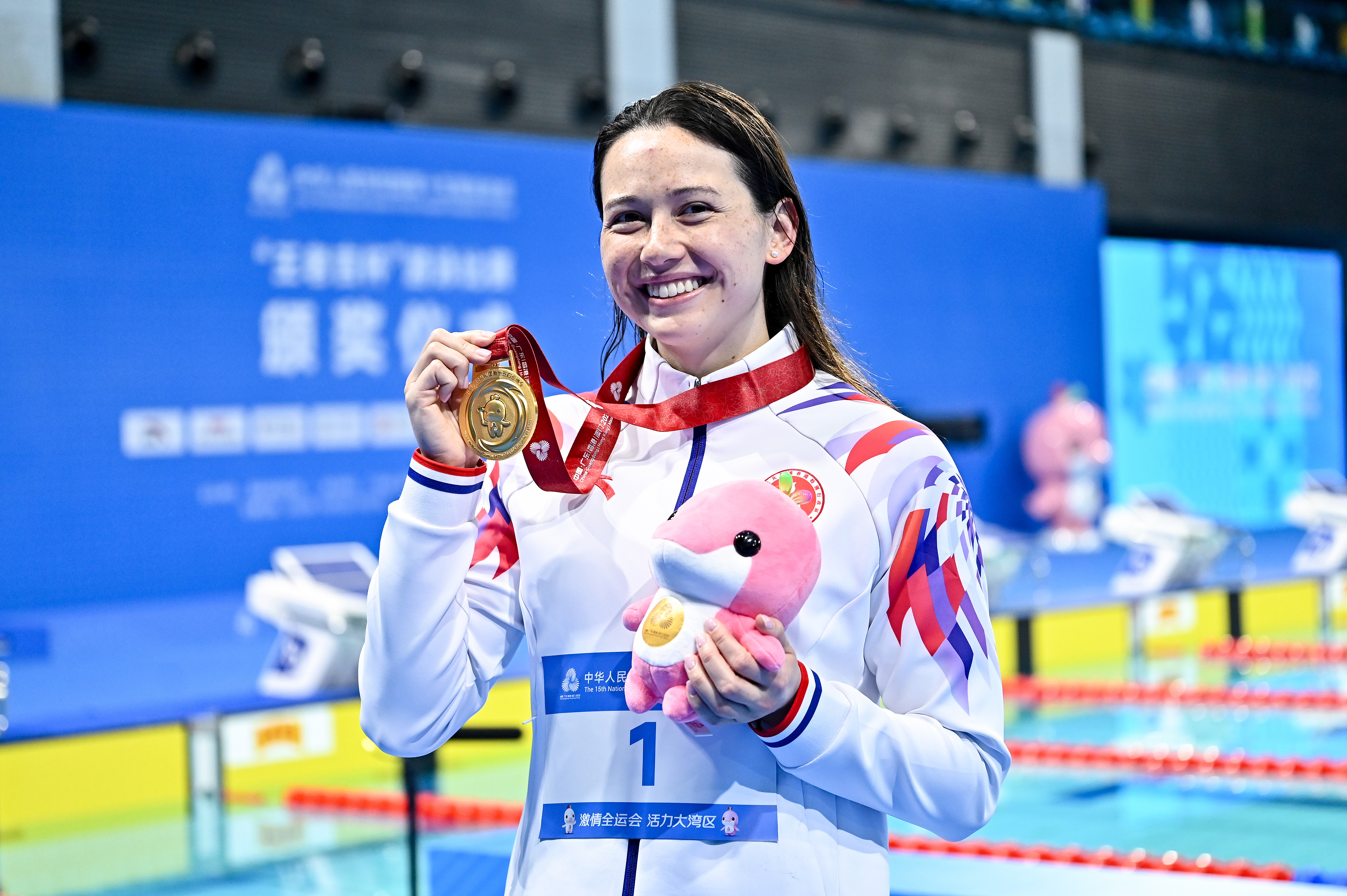 Siobhan Haughey, de la RAS de Hong Kong (région administrative spéciale), affiche sa médaille d'or après avoir remporté la finale du 100 mètres libre féminin aux 15es Jeux nationaux de Chine à Shenzhen, le 15 novembre 2025. /VCG
