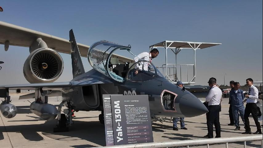 Le Yak-130M est exposé au Salon aéronautique de Dubaï 2025. /CMG