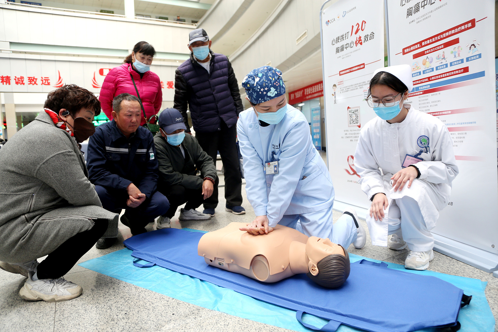 Le personnel médical enseigne aux citoyens la réanimation cardio-pulmonaire (RCR) et les techniques de sauvetage cardiaque d'urgence dans la ville de Lianyungang, province du Jiangsu, dans l'est de la Chine, le 20 novembre 2024. /VCG