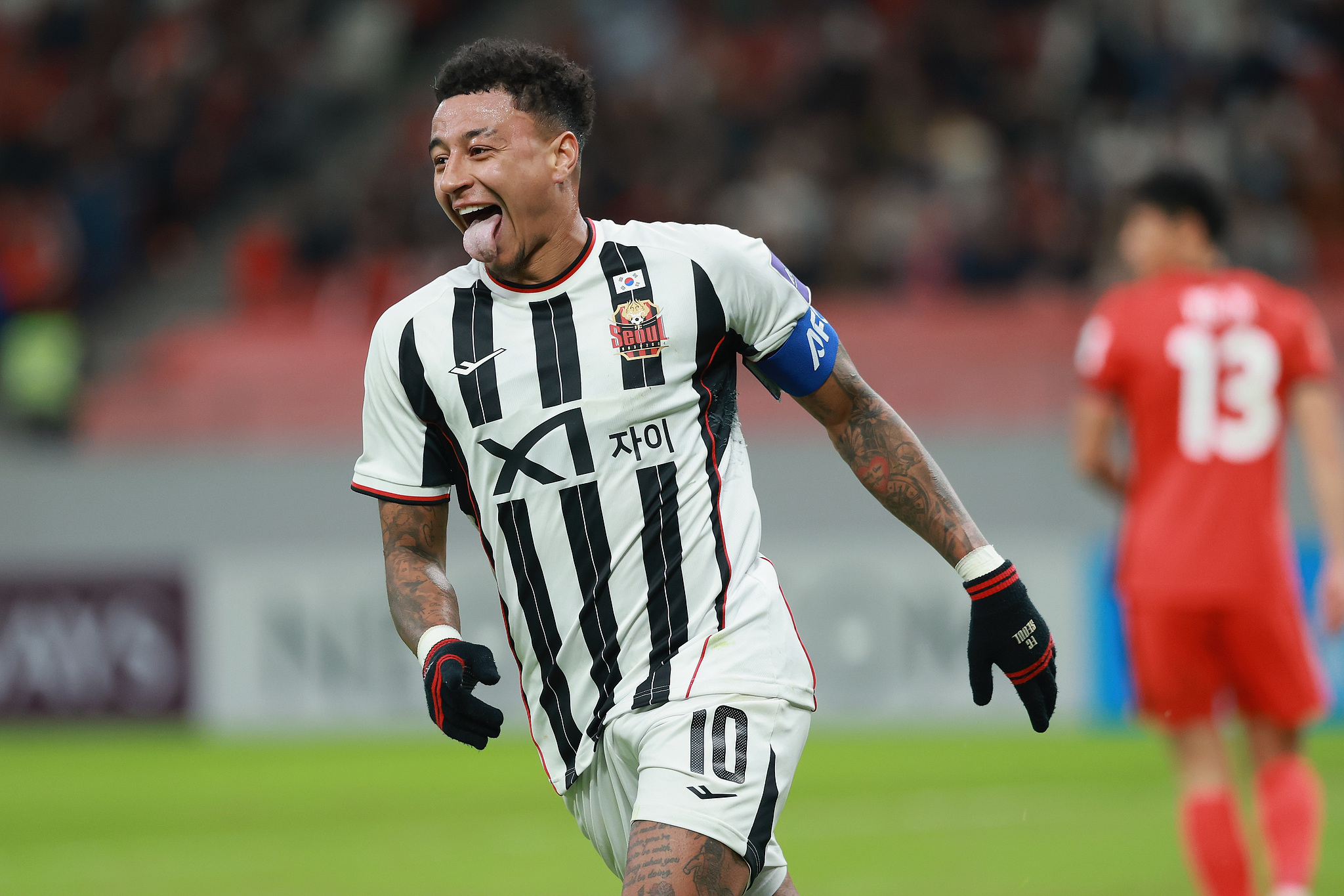 Jesse Lingard de Séoul célèbre après avoir marqué un but contre le port de Shanghai lors d'un match d'élite de la Ligue des champions de l'AFC (Confédération asiatique de football) au stade de football de Pudong, dans la municipalité de Shanghai, dans l'est de la Chine, le 25 novembre 2025. /VCG