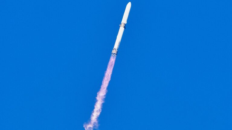 Blue Origin dévoile une plus grande fusée New Glenn pour rivaliser avec SpaceX