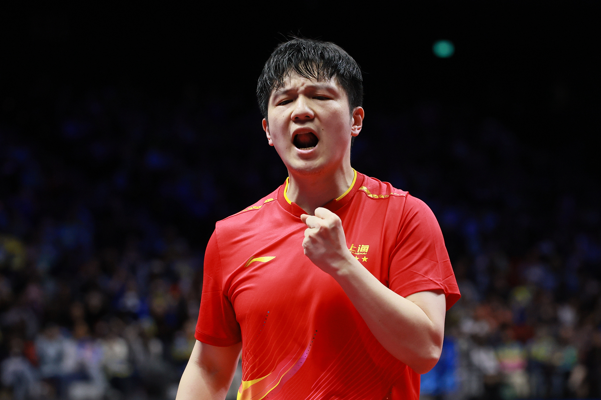 Le médaillé d'or Fan Zhendong de Shanghai réagit après avoir marqué un point contre le médaillé d'argent Lin Shidong de Hainan lors de la finale de tennis de table en simple messieurs aux 15es Jeux nationaux de Chine dans la RAS de Macao, le 16 novembre 2025. /VCG