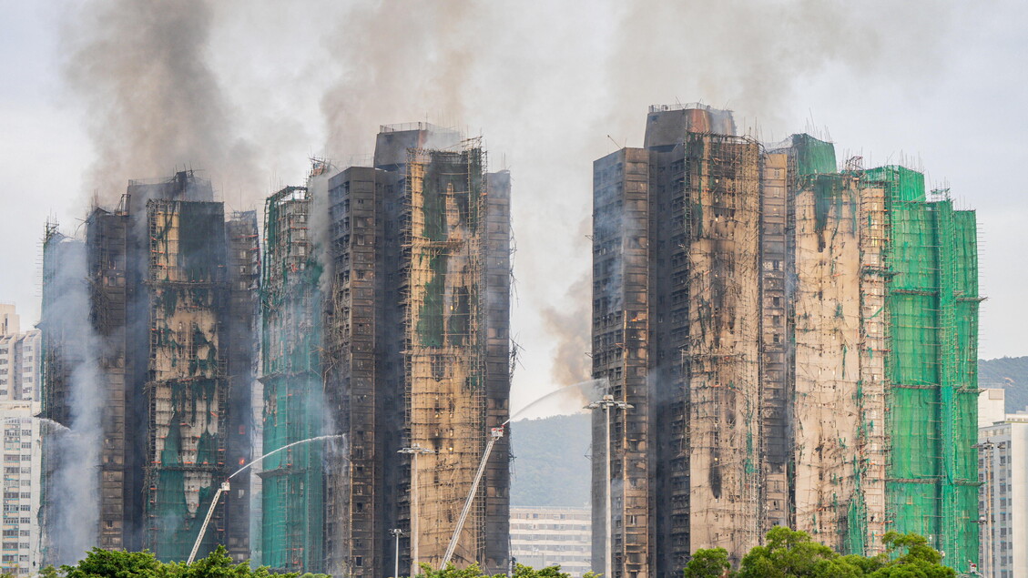 Hong Kong, fire still active 20 hours after first alarm
