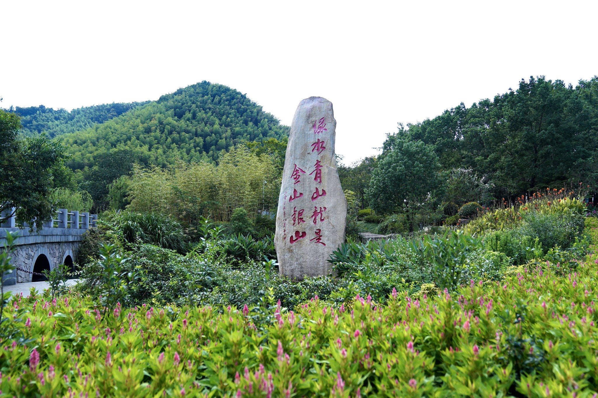 Une photo d'archive montre une tablette de pierre indiquant