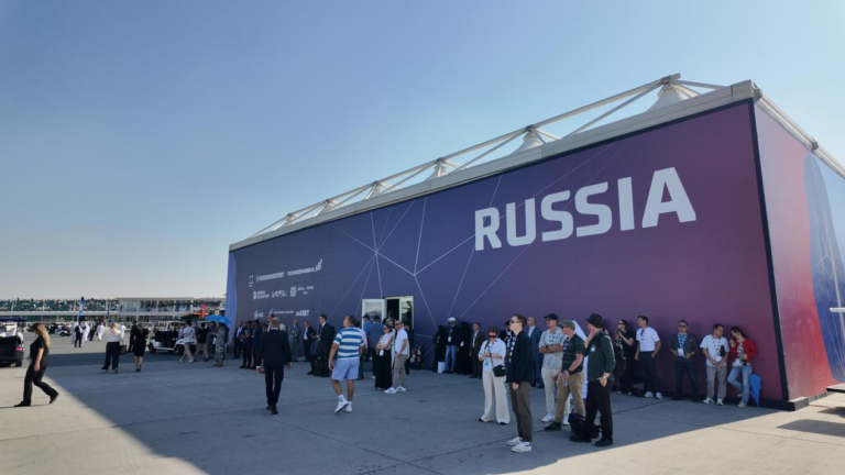 La Russie présente ses avancées aérospatiales au salon aéronautique de Dubaï 2025