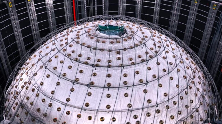 Le détecteur chinois de « particules fantômes » confirme le mystère de la physique