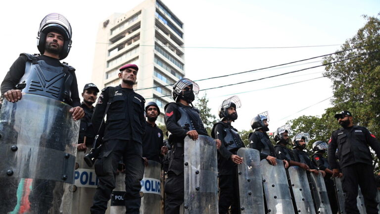 Pakistan, attack and suicide bombing on Peshawar police command