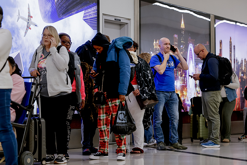 Les passagers de Frontier Airlines font la queue pour réserver à nouveau leurs vols annulés à l'aéroport international Hartsfield-Jackson d'Atlanta à Atlanta, Géorgie, États-Unis, le 10 novembre 2025. /VCG