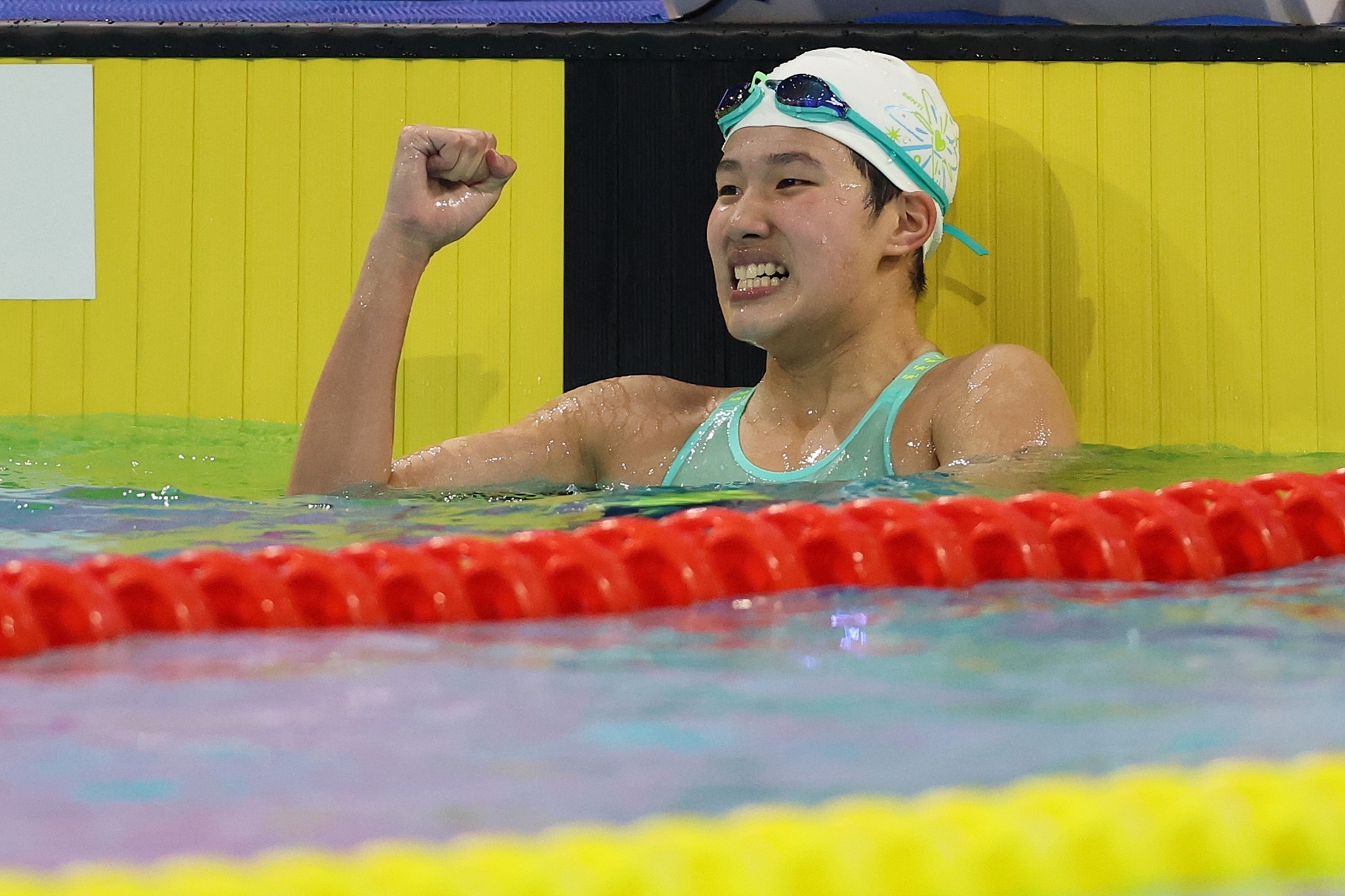 Lyu Qinyao, du Jiangsu, célèbre après avoir remporté la finale du 200 mètres brasse féminin aux 15e Jeux nationaux de Chine à Shenzhen, le 12 novembre 2025. /VCG