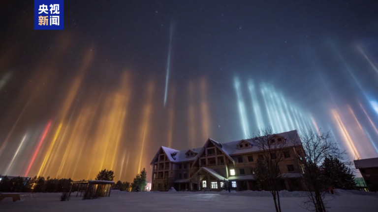 Que se cache-t-il derrière les rares piliers lumineux au-dessus du village arctique chinois ?