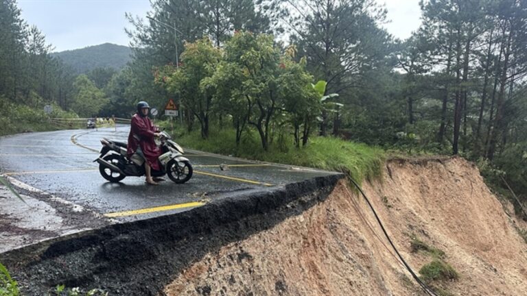 Record flood in Vietnam, over 50 dead or missing