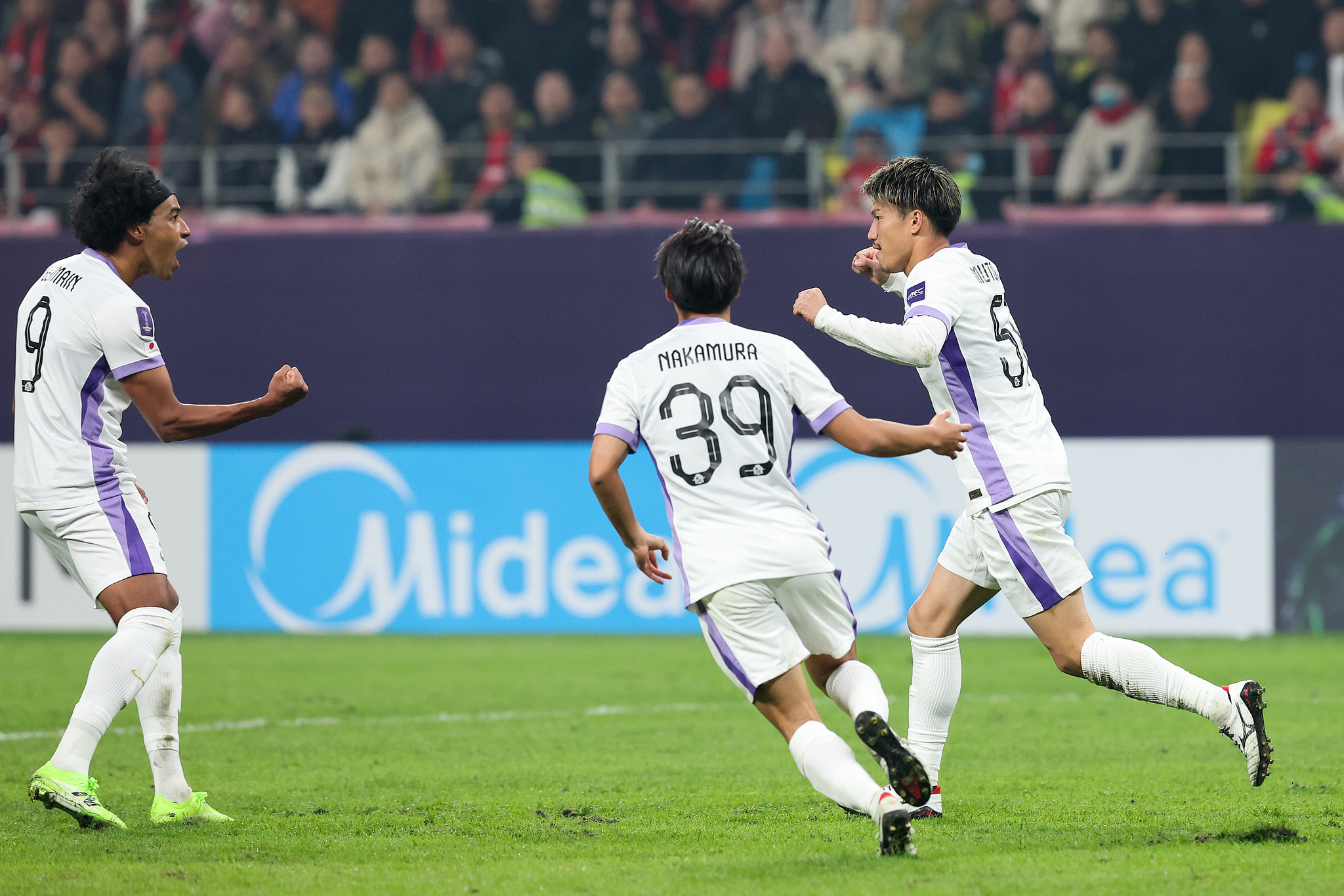 Les joueurs de Sanfrecce Hiroshima célèbrent après avoir marqué un but contre Chengdu Rongcheng lors d'un match d'élite de la Ligue des champions de l'AFC (Confédération asiatique de football) au stade de football du parc sportif Phoenix Hill à Chengdu, dans la province chinoise du Sichuan (sud-ouest), le 25 novembre 2025. /VCG