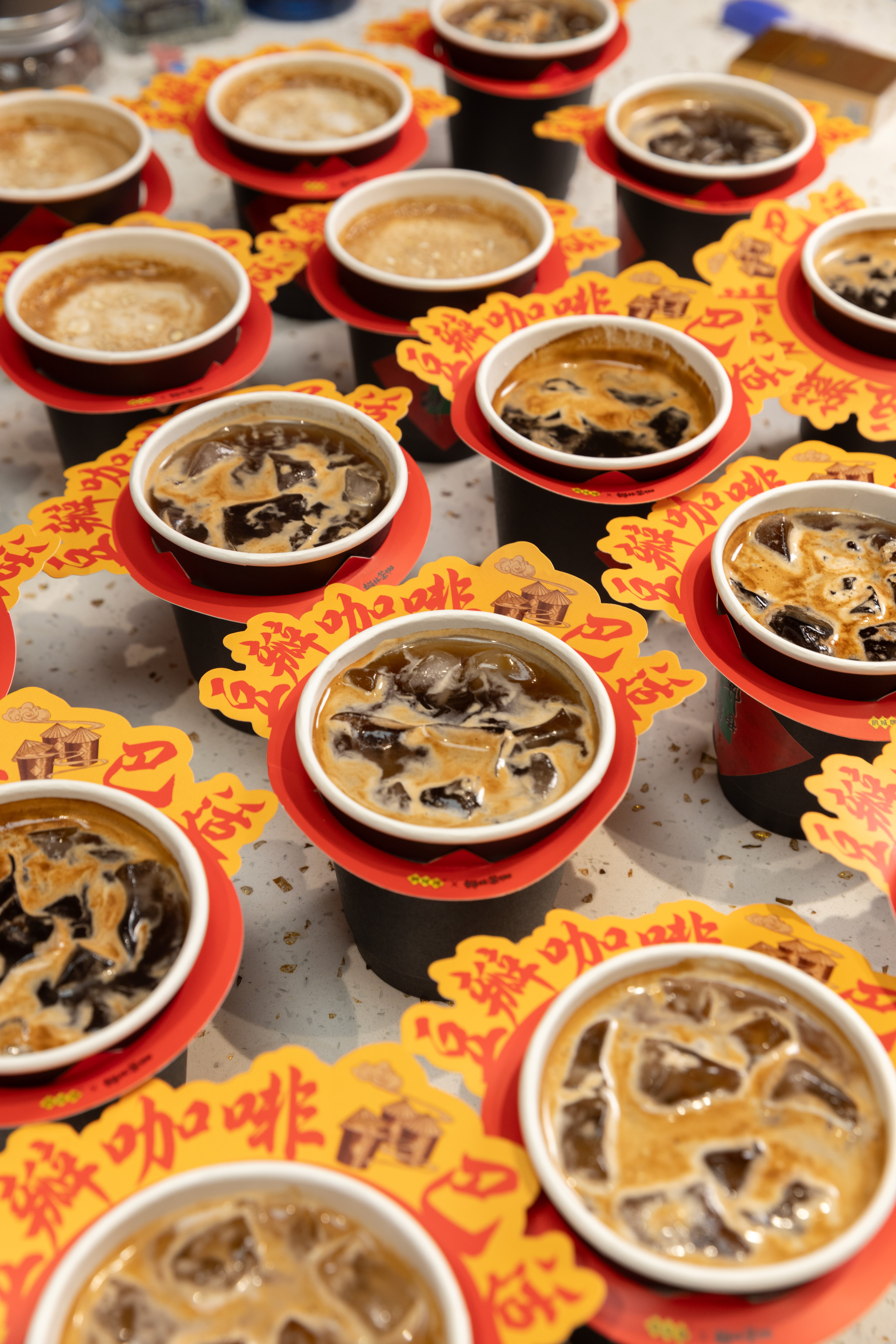 Du café fraîchement préparé infusé avec de la pâte de fèves Pixian est offert sur le lieu d'enregistrement de la nouvelle émission télévisée. 