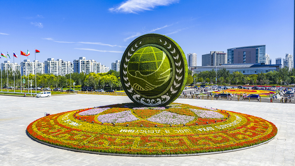 Un parterre de fleurs devant le centre de congrès et d'expositions de Meijiang, où s'est tenu le sommet 2025 de l'Organisation de coopération de Shanghai, dans la municipalité de Tianjin, dans le nord de la Chine, le 6 septembre 2025. /VCG