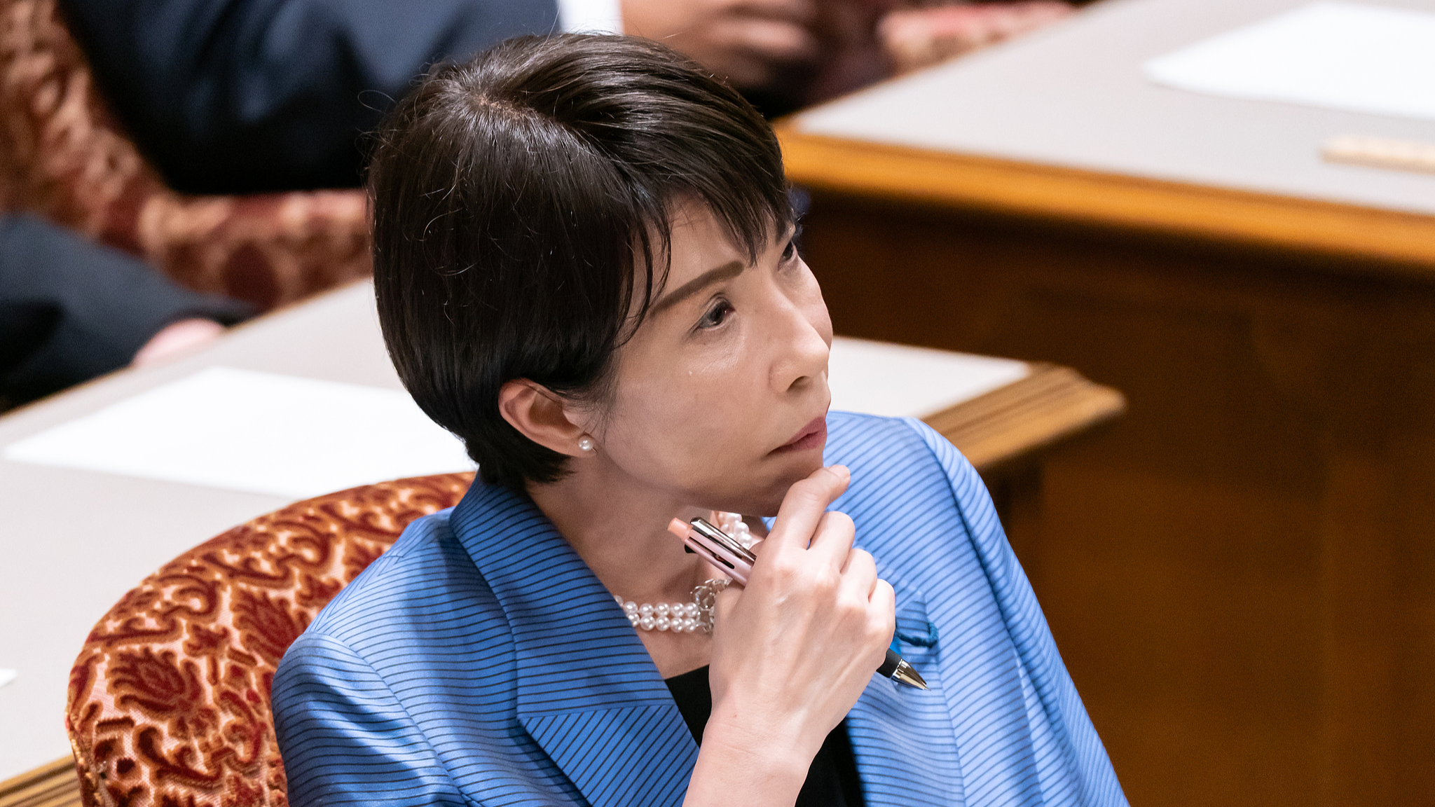 Le Premier ministre japonais et président du Parti libéral-démocrate, Sanae Takaichi, écoute lors d'un débat entre les dirigeants des partis d'opposition à la chambre haute de la Diète à Tokyo, au Japon, le 26 novembre 2025. /VCG