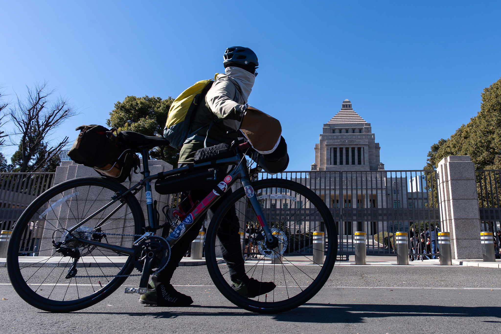 Un homme pousse son vélo devant le bâtiment de la Diète nationale à Tokyo, le 23 janvier 2026. /VCG
