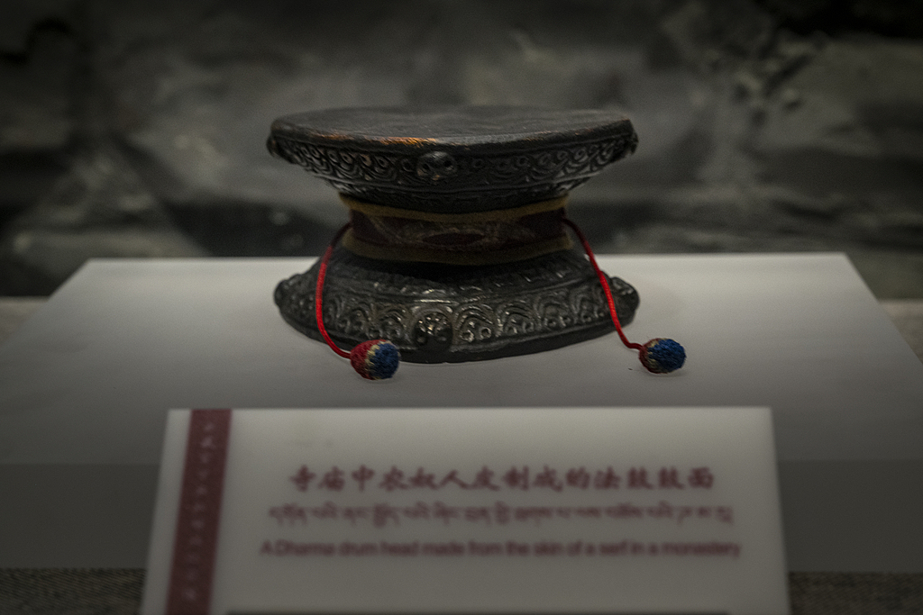 Un tambour, prétendument fabriqué à partir de la peau d'un serf, conservé au musée de Xizang. /VCG