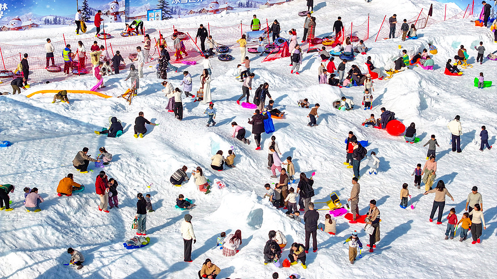 Le monde de glace et de neige du lac Qingshan à Hangzhou, dans la province du Zhejiang, est rempli de visiteurs profitant des activités hivernales, le 10 janvier 2026. /VCG