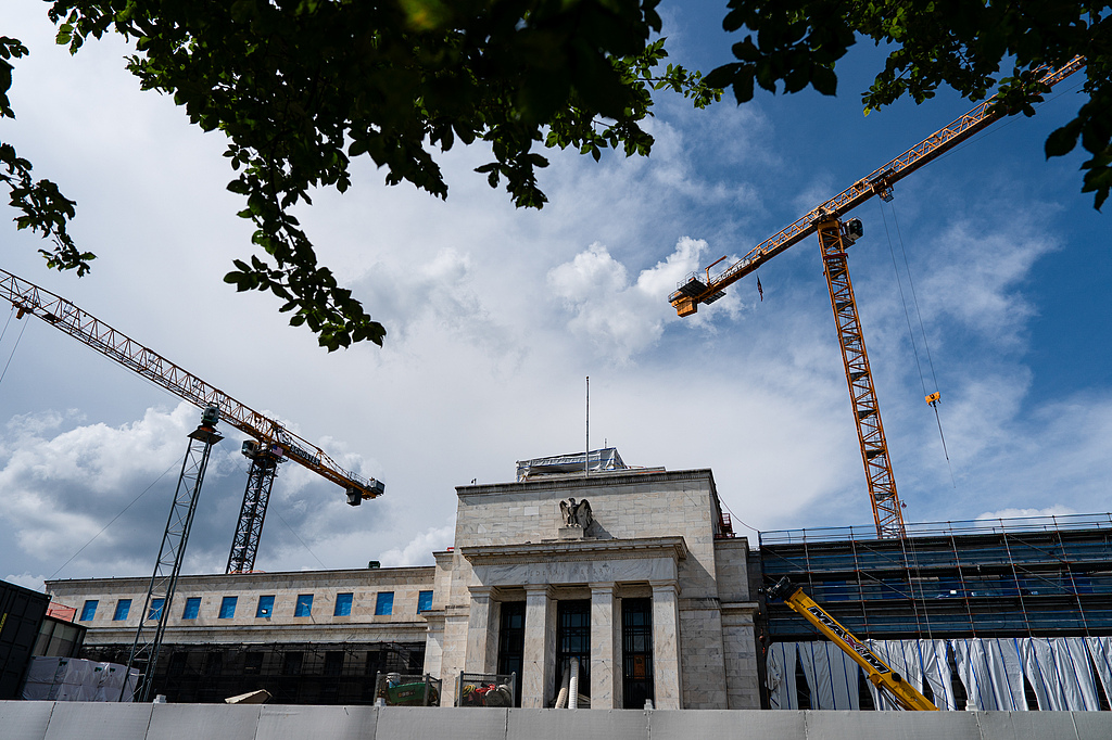 Les nuages ​​se rassemblent au-dessus du bâtiment en cours de rénovation de la Réserve fédérale Marriner S. Eccles à Washington, DC, États-Unis, le 14 juillet 2025. /VCG