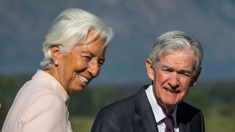 Le président de la Réserve fédérale, Jerome Powell, se promène à l'extérieur du Jackson Lake Lodge avec la présidente de la Banque centrale européenne, Christine Lagarde, lors d'une pause au symposium sur la politique économique de Jackson Hole à Moran, Wyoming, États-Unis, le 22 août 2025. /VCG
