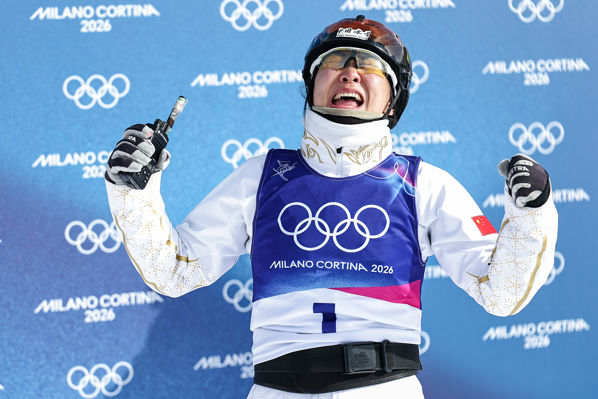 La Chinoise Xu Mengtao célèbre après avoir remporté la médaille d'or en ski acrobatique féminin aux Jeux olympiques d'hiver de Milan Cortina de 2026 à Livigno, en Italie, le 18 février 2026. /VCG