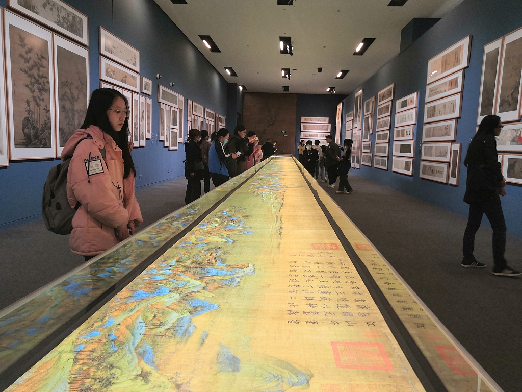 Les visiteurs apprécient le tableau 