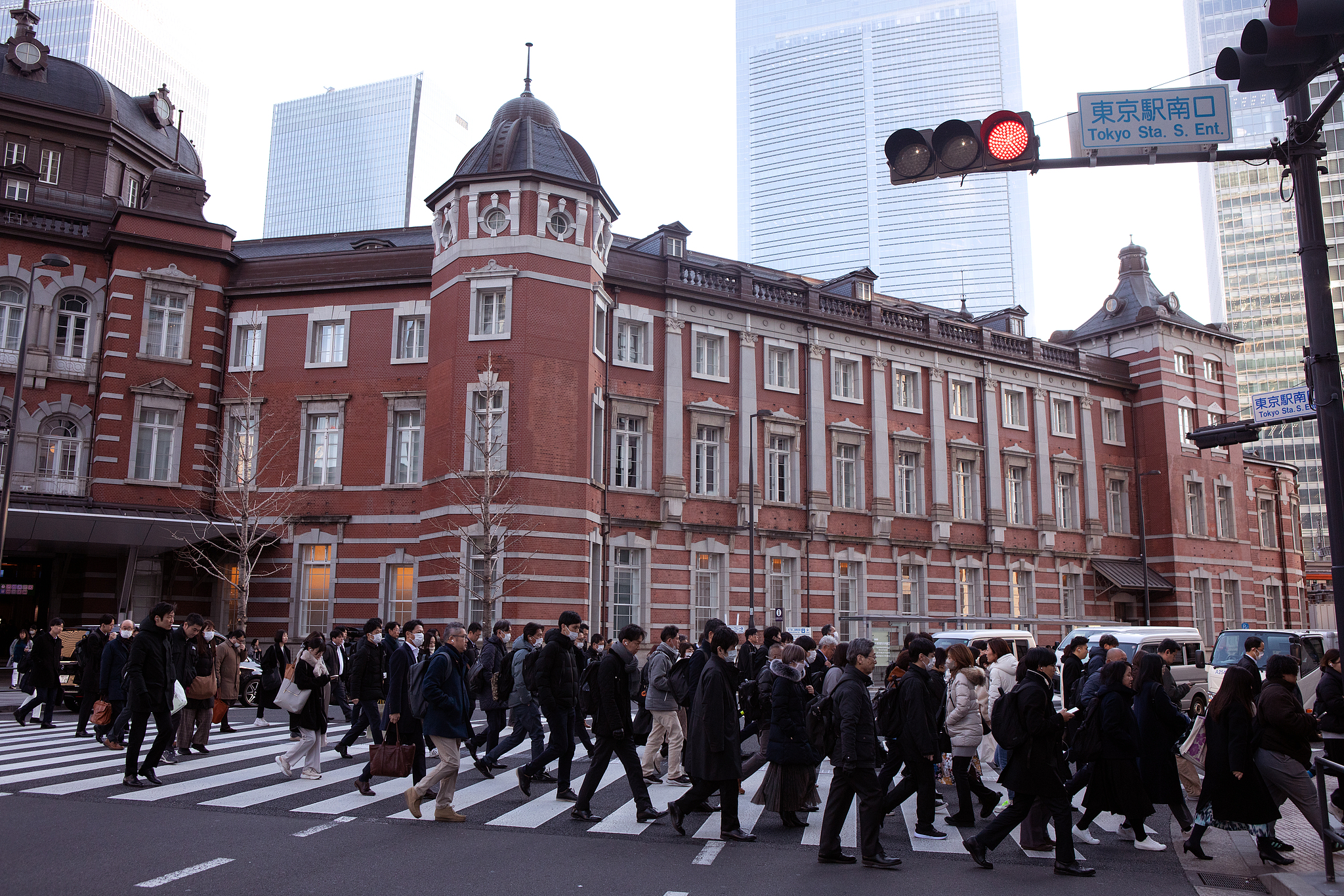 Les navetteurs du matin devant la gare de Tokyo, au Japon, le 5 janvier 2026. /VCG