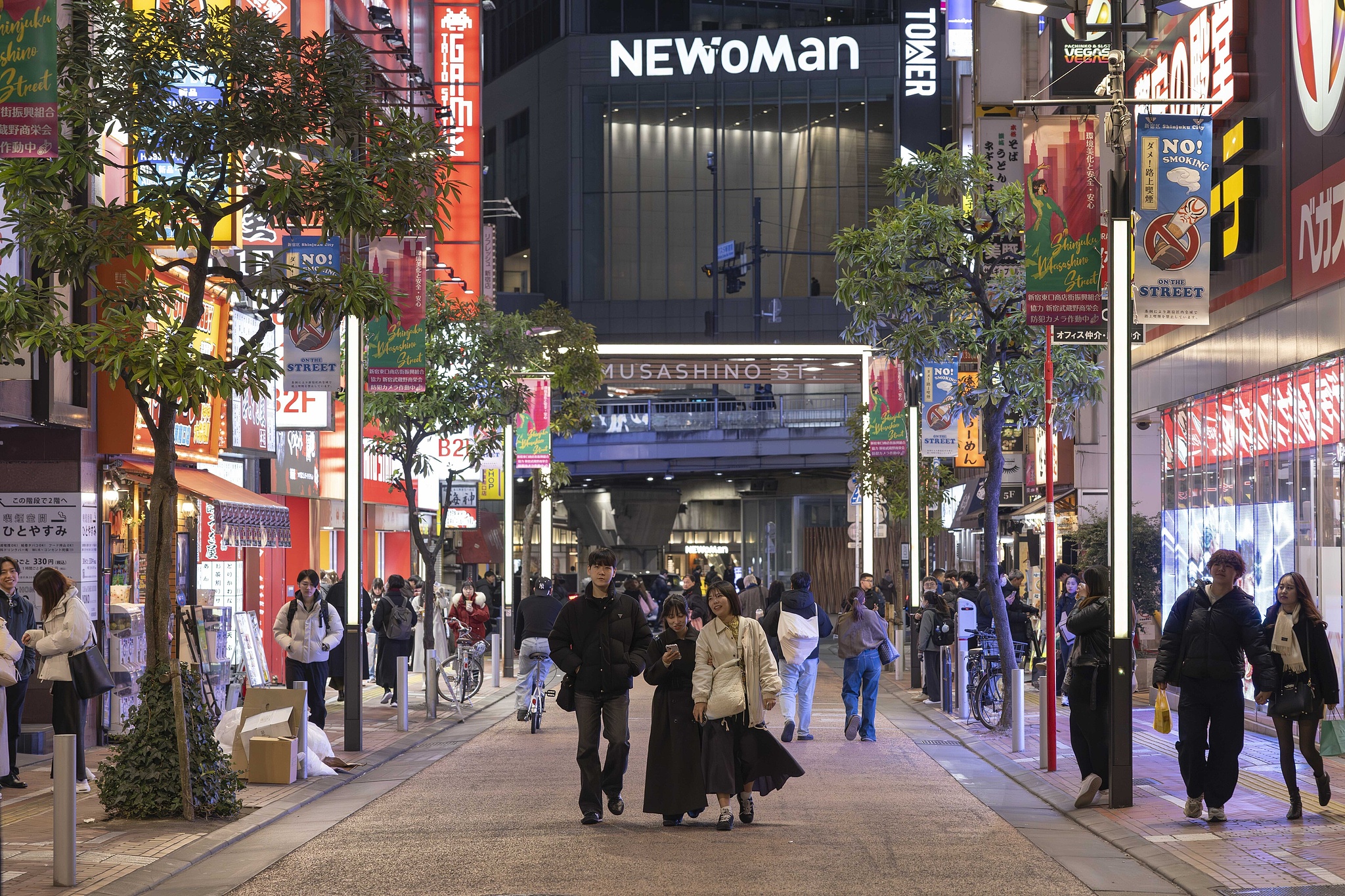 Des piétons marchent dans une rue du quartier des divertissements de Shinjuku, le 12 février 2026./ VCG 