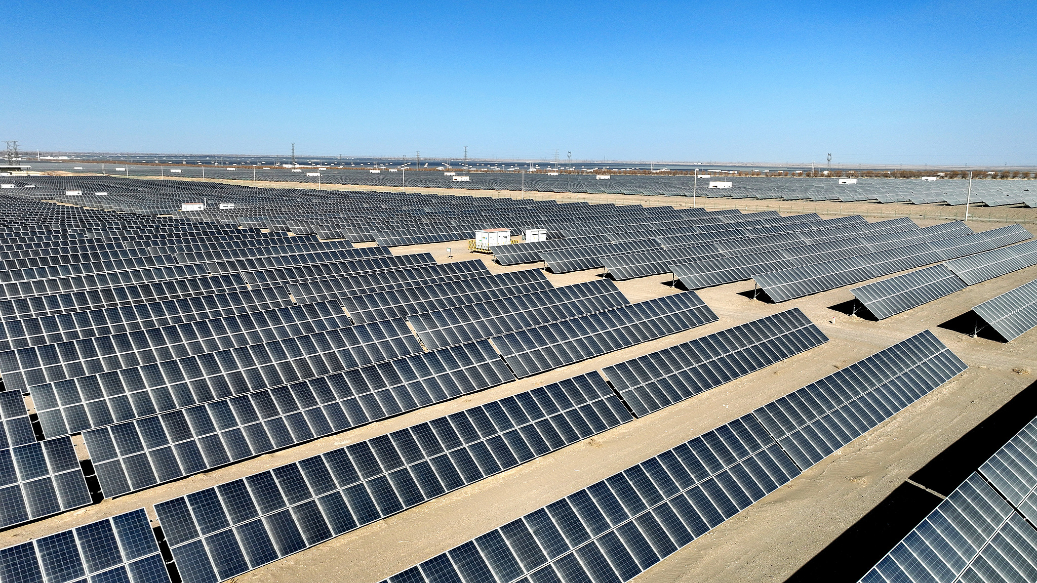 La centrale photovoltaïque du parc industriel fonctionne sans problème, assurant l'approvisionnement en électricité pendant la Fête du Printemps, Jinta, province du Gansu, Chine, le 23 février 2024. /VCG