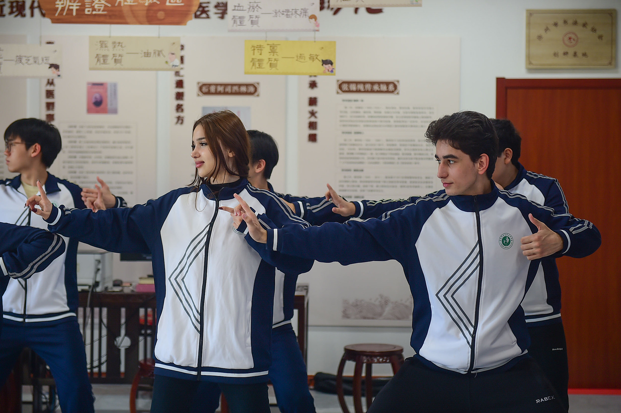 Des étudiants internationaux pratiquent le Baduanjin, une activité de remise en forme traditionnelle chinoise, lors d'un événement culturel à l'hôpital de médecine traditionnelle chinoise et occidentale intégrée de Cangzhou, dans la ville de Cangzhou, dans la province du Hebei (nord de la Chine). /CFP