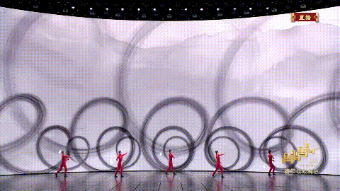 Des artistes acrobatiques chinois lancent des diabolos tournants lors du gala./CMG