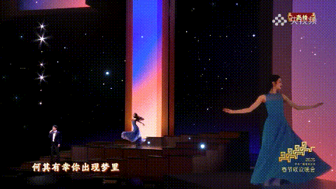 Une danseuse se produit au milieu aux côtés de sa figure numérique dansant dans le coin droit lors du gala./CMG