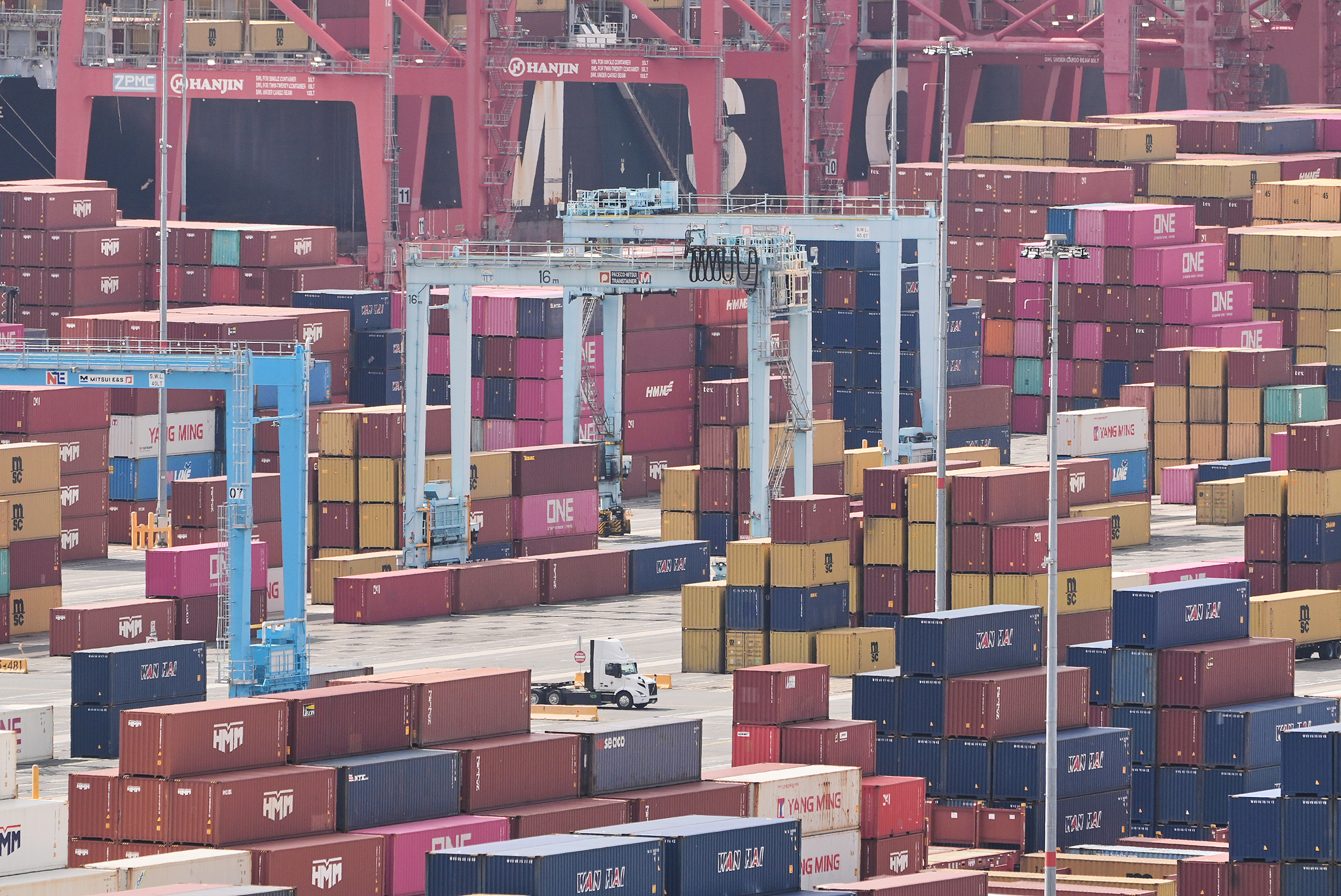 Des conteneurs sont empilés au port de Long Beach en Californie, aux États-Unis, le 20 février 2026. /VCG 