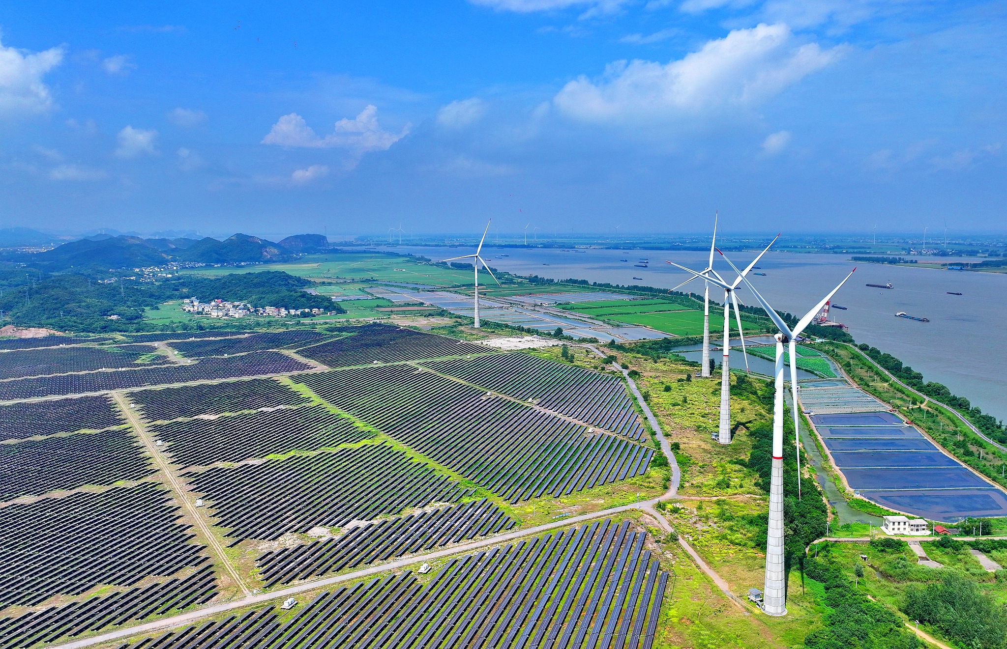 Panneaux photovoltaïques et éoliennes dans le comté de Pengze, province du Jiangxi, Chine orientale, le 12 juillet 2025. /VCG
