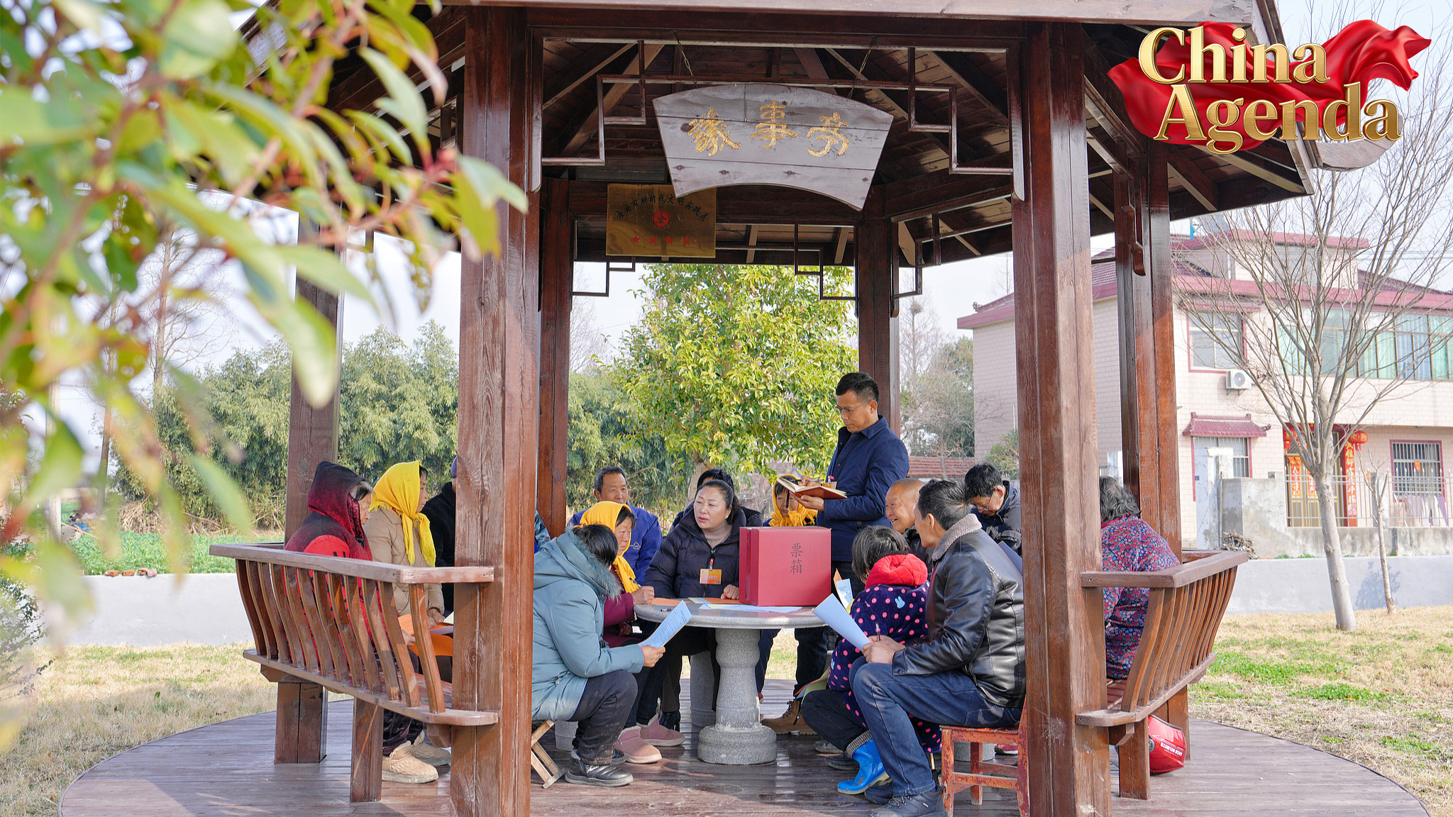 Un député à l'assemblée populaire au niveau de la commune sollicite les opinions et les suggestions des habitants lors d'une réunion
