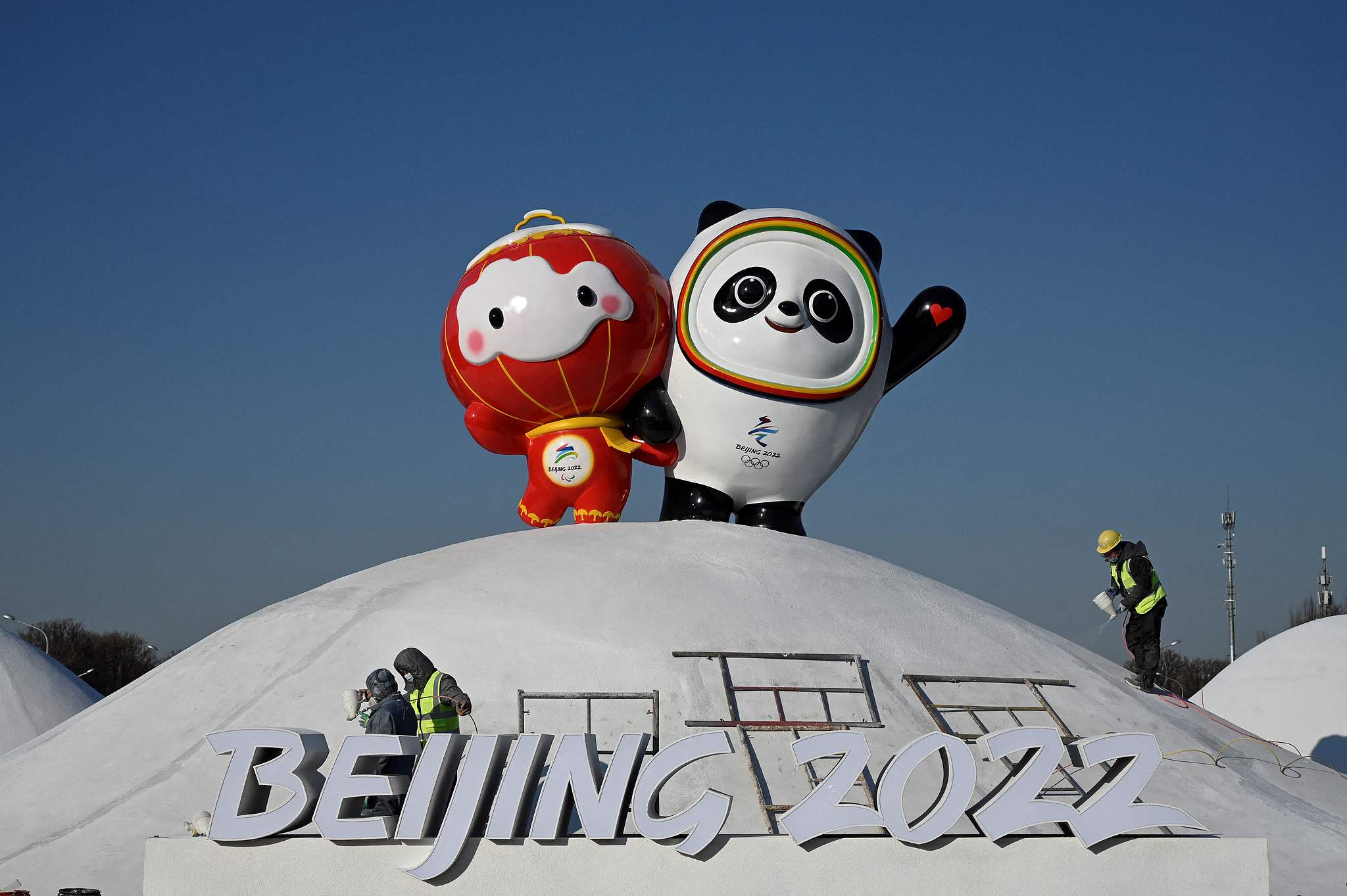 Une installation présentant les mascottes des Jeux olympiques et paralympiques d'hiver de Pékin 2022, à Pékin, en Chine, le 11 janvier 2022. /VCG