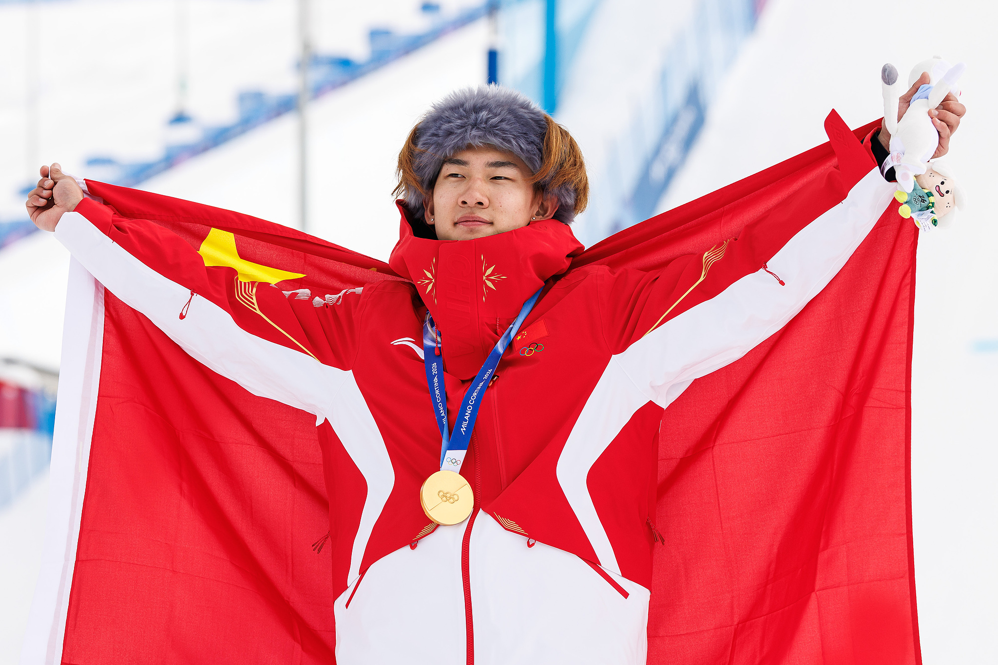 Le Chinois Su Yiming pose pour une photo après la cérémonie de remise des médailles du snowboard Slopestyle masculin le douzième jour des Jeux Olympiques d'hiver de Milan Cortina 2026 à Livigno, en Italie, le 18 février 2026. /VCG